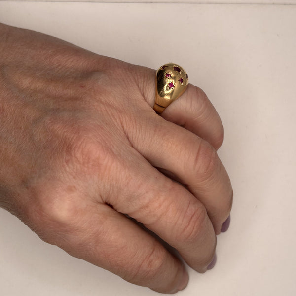 Bague or avec rubis roses