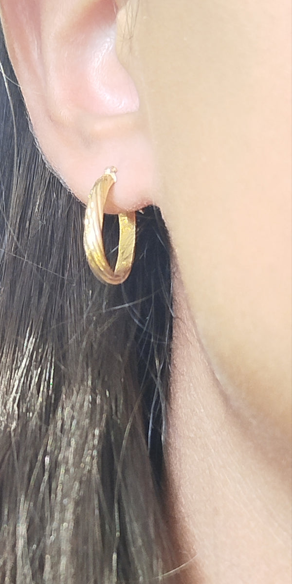 Boucles d'oreilles créoles or jaune 18K 1.51 Grs