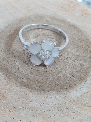 Bague Mauboussin éternité tendresse nacre et diamants