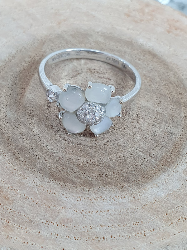 Bague Mauboussin éternité tendresse nacre et diamants