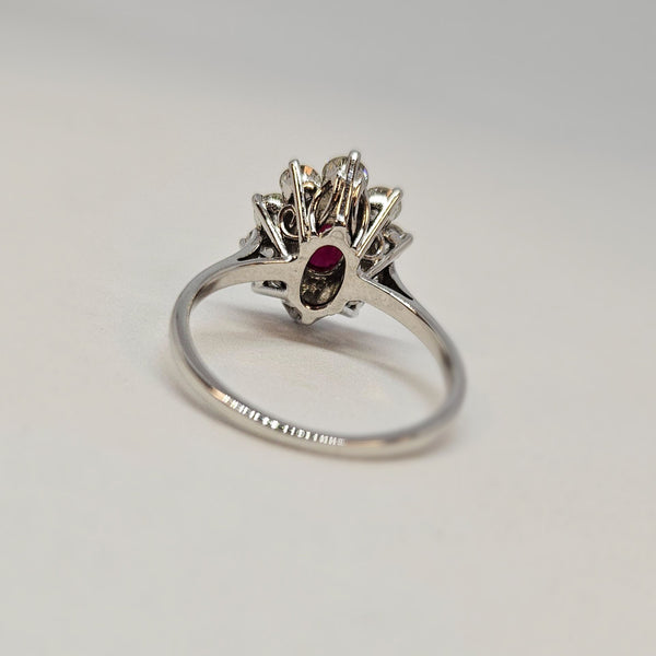 Bague marguerite en or blanc avec diamants et rubis
