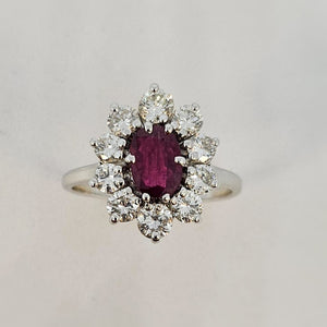 Bague marguerite en or blanc avec diamants et rubis