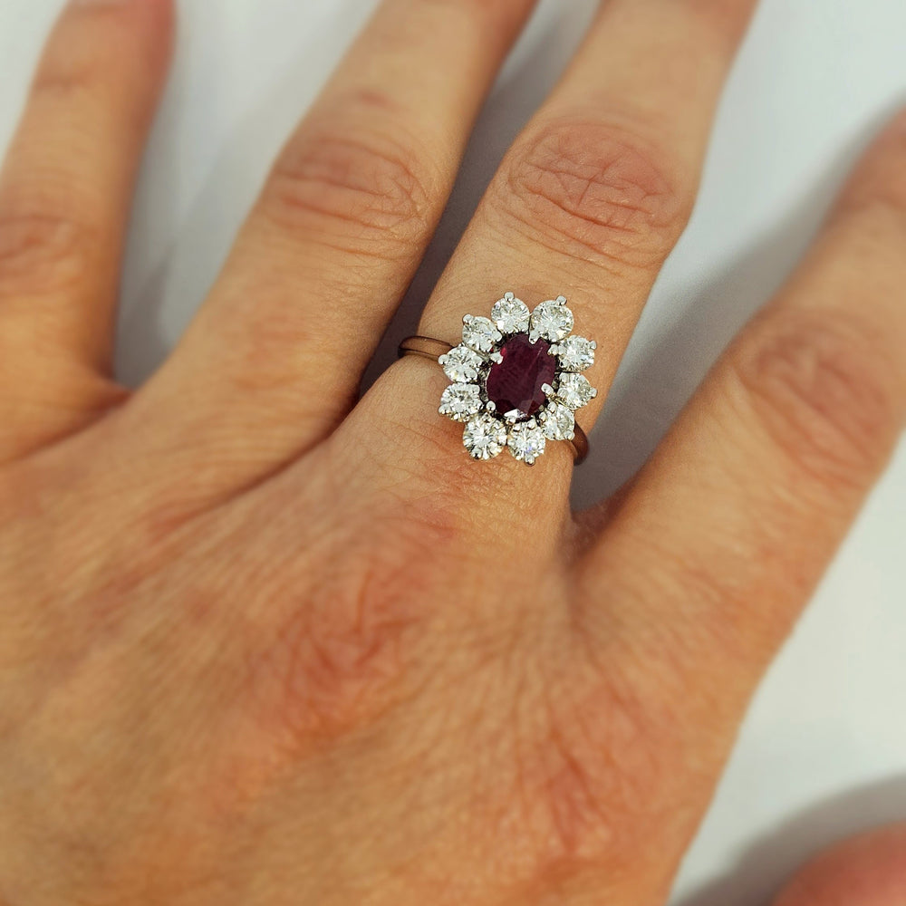 Bague marguerite en or blanc avec diamants et rubis