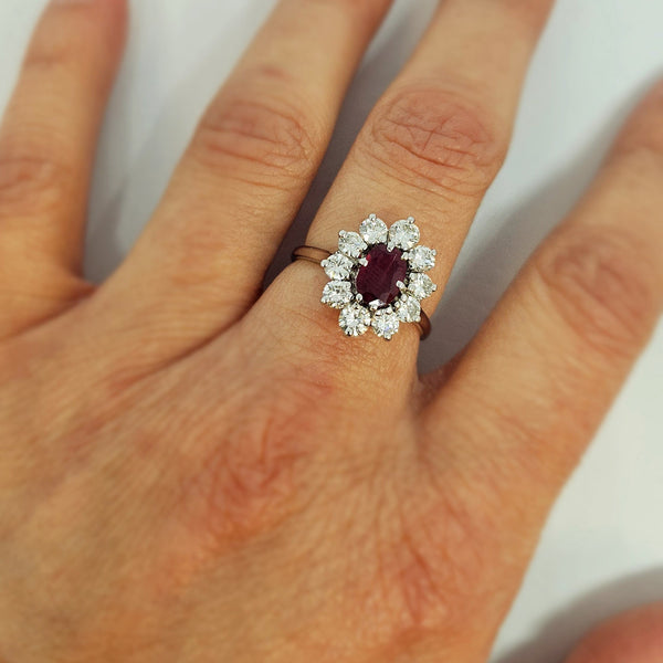 Bague marguerite en or blanc avec diamants et rubis