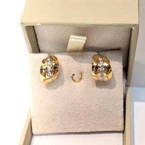 Boucles d'oreilles clou en or jaune 18k avec diamants