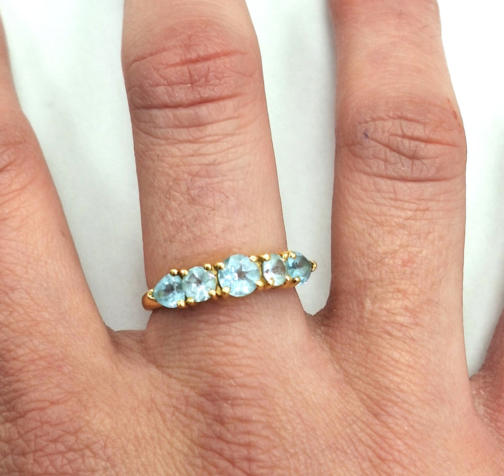 Bague en or jaune avec aigue-marine