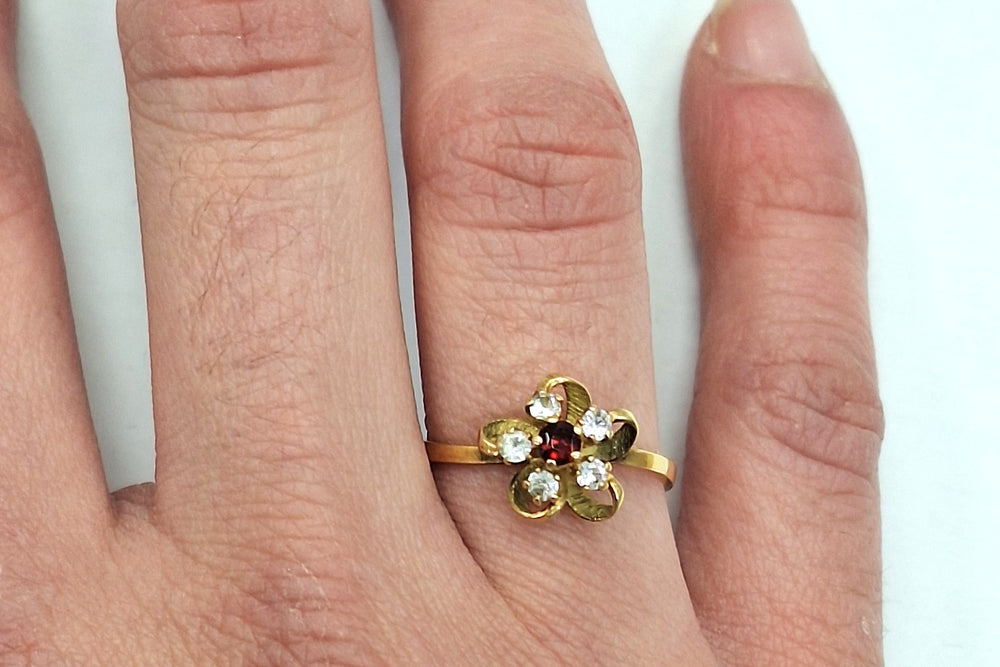 Bague fleur Or avec oxydes et pierre rouge