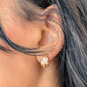 Boucles d'oreilles clou en or jaune 18k avec diamants