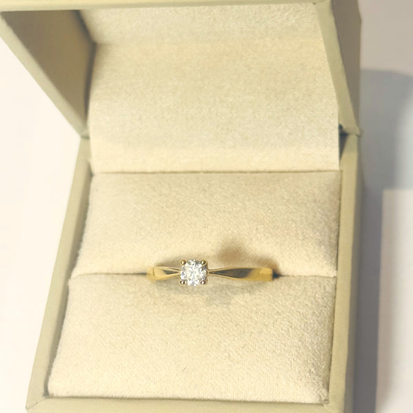 Bague Solitaire en Or Jaune 18 Carats avec Diamant 0.18ct