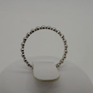 Bague clou en or blanc
