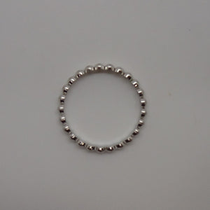 Bague clou en or blanc