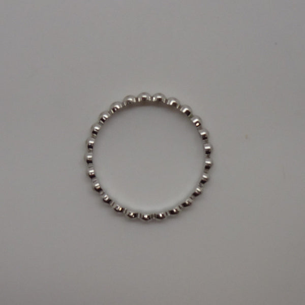 Bague clou en or blanc