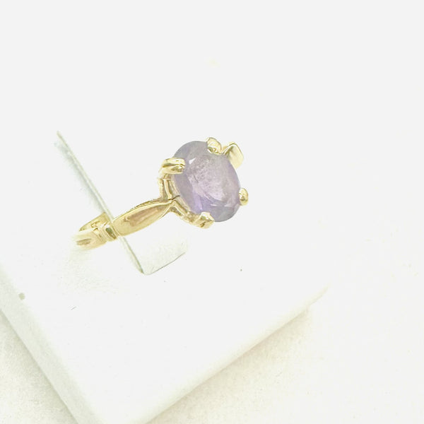 Bague en or jaune et améthyste
