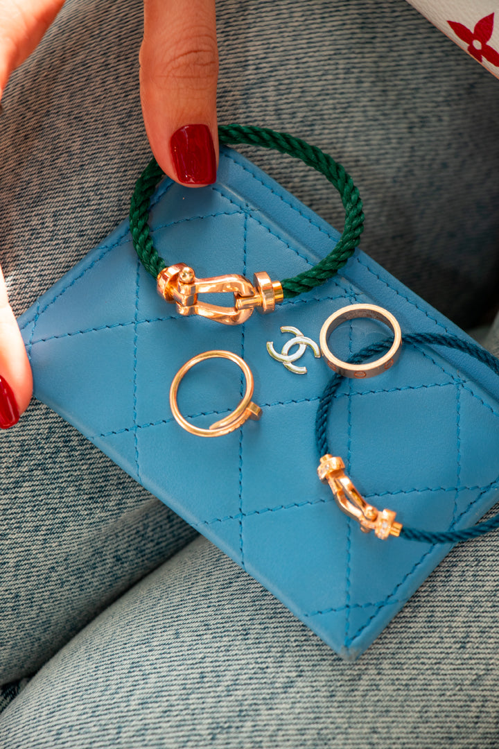 Une association de bijoux Van Cleef et Cartier un porte-carte Chanel