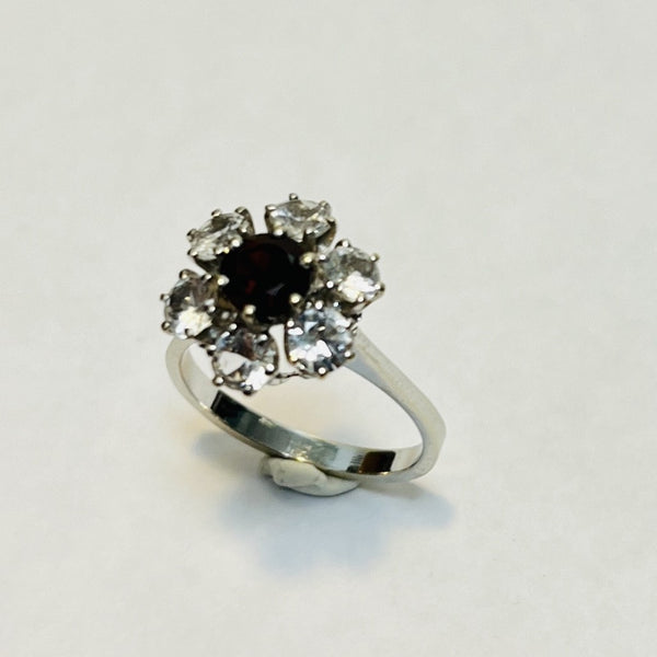 Bague fleur sertie d’un grenat et d’oxydes