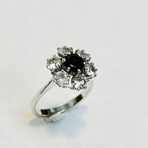 Bague fleur sertie d’un grenat et d’oxydes