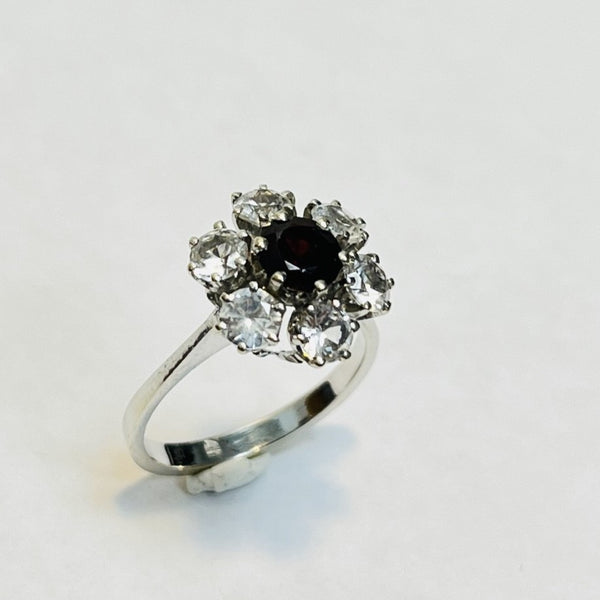 Bague fleur sertie d’un grenat et d’oxydes