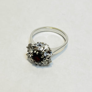 Bague fleur sertie d’un grenat et d’oxydes