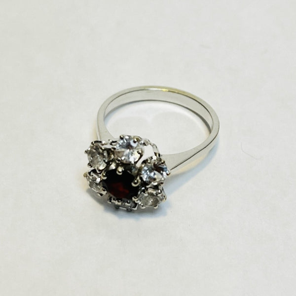 Bague fleur sertie d’un grenat et d’oxydes