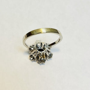 Bague fleur sertie d’un grenat et d’oxydes