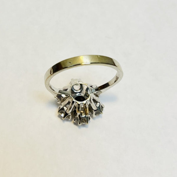 Bague fleur sertie d’un grenat et d’oxydes