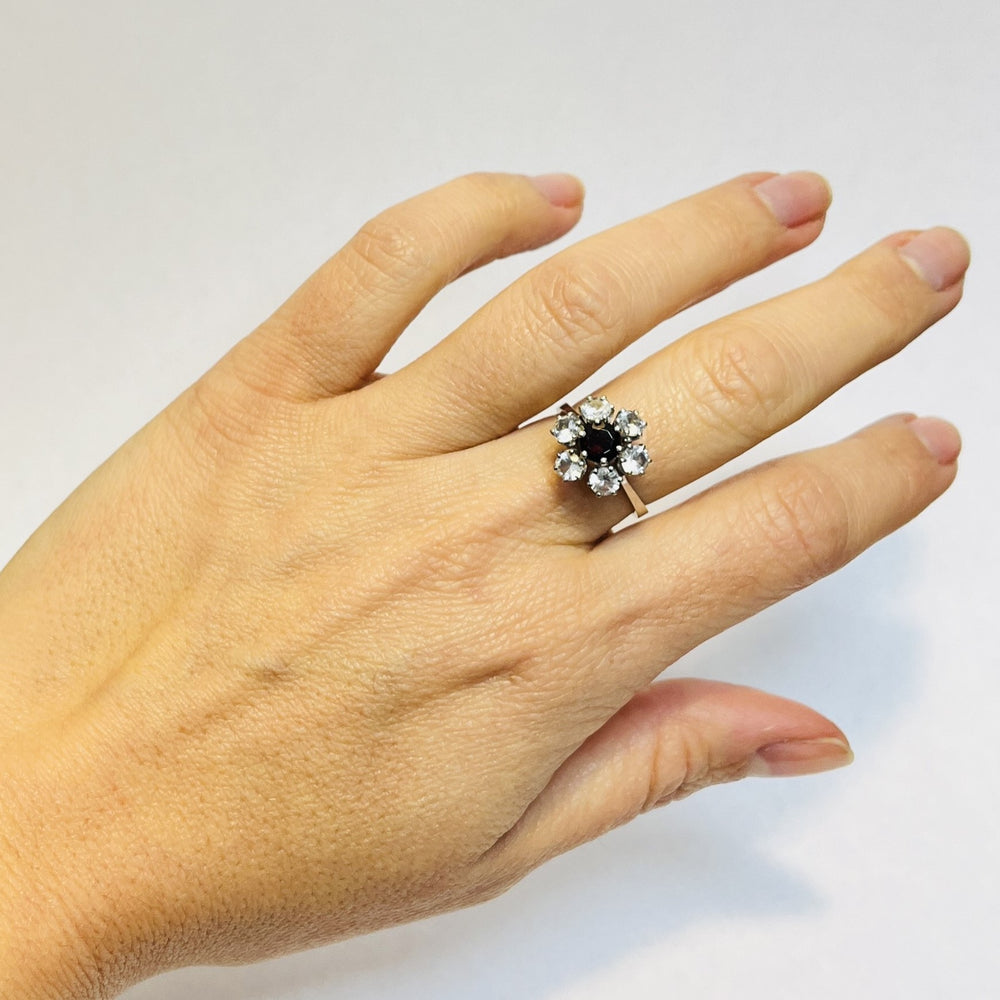 Bague fleur sertie d’un grenat et d’oxydes