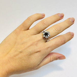 Bague fleur sertie d’un grenat et d’oxydes