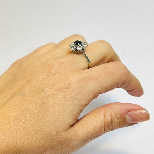 Bague fleur sertie d’un grenat et d’oxydes