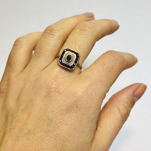 Bague or avec rubis et diamants