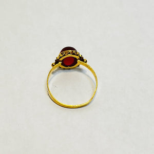 Bague or avec rubis cabochon
