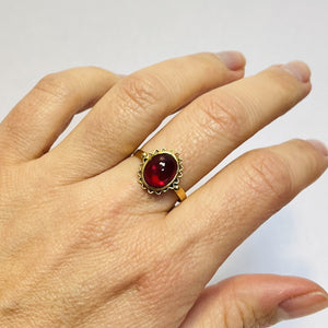 Bague or avec rubis cabochon