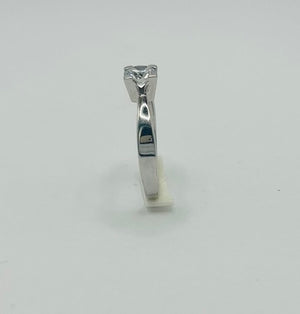Solitaire en Or Blanc 18K et Pierre Scintillante