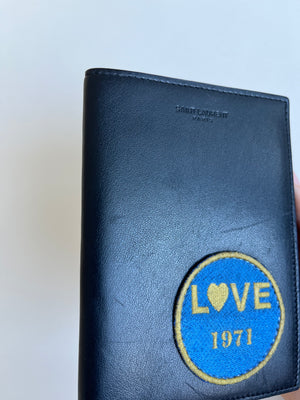 Porte-passeport Saint Laurent Love 1971 en cuir noir