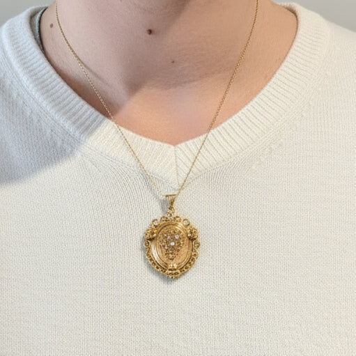 Pendentif boite en or jaune avec perles naturelles