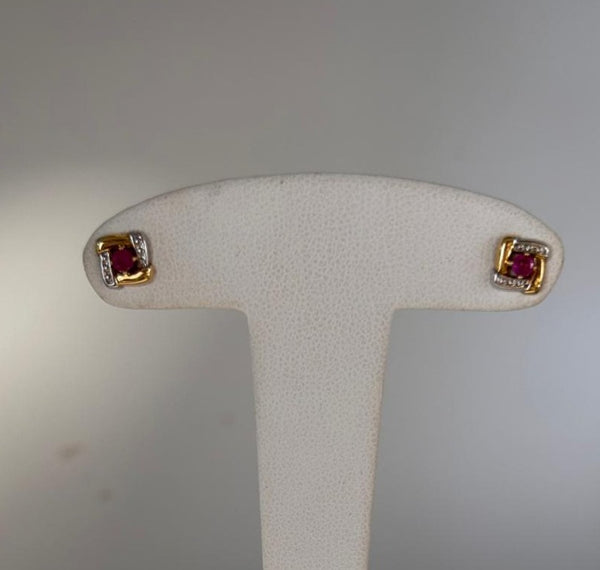 Boucles d'oreilles en or jaune 18K avec rubis