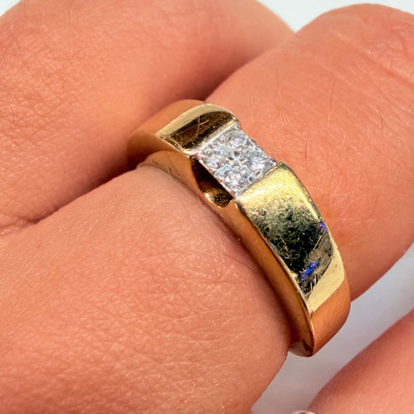 Baguette en or jaune 18k avec 4 éclats de diamants