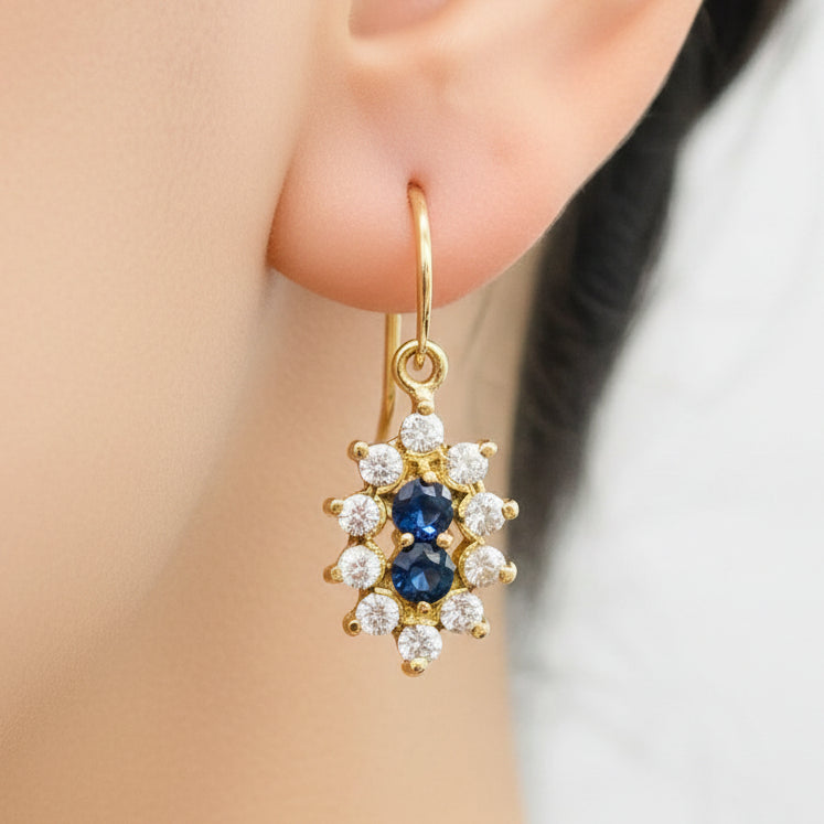 Boucles d'Oreilles Dormeuses en Or Jaune 18k - 10 oxyde de zirconium et 2 saphir