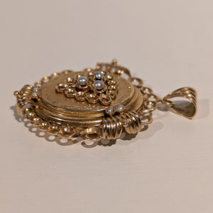 Pendentif boite en or jaune avec perles naturelles