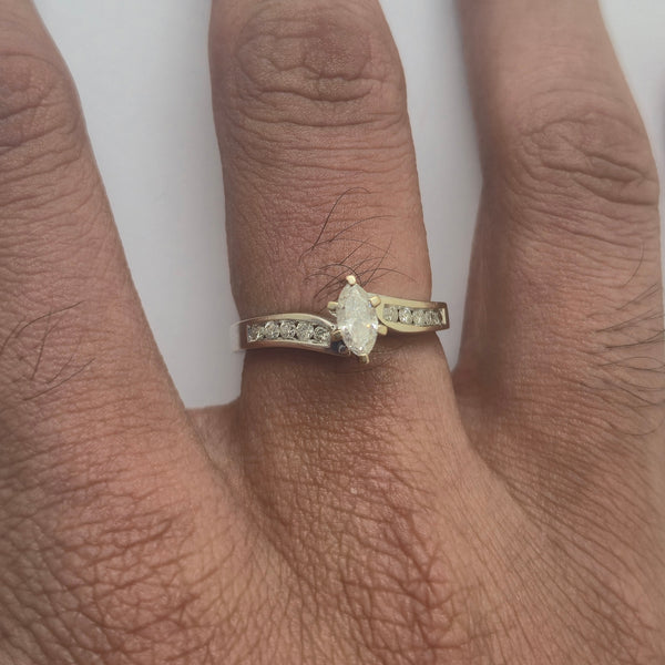 Bague marquise en or blanc 18 carats avec diamants