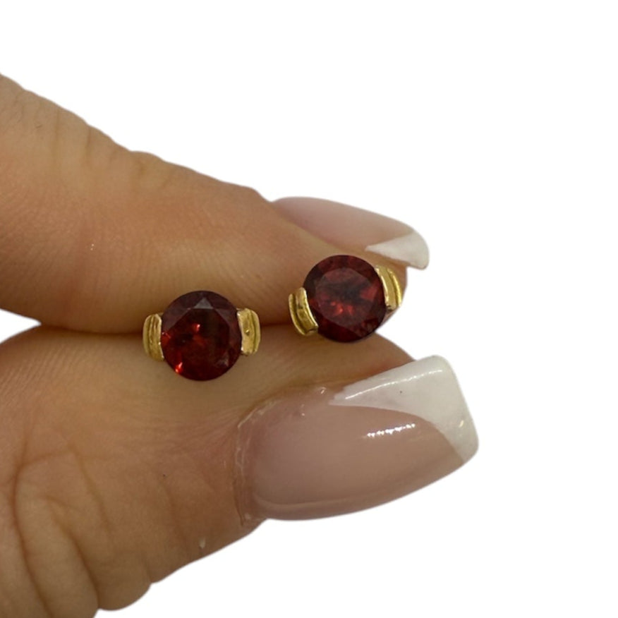 Boucle d'oreilles clou en or jaune 18 carats avec grenat