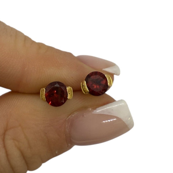 Boucle d'oreilles clou en or jaune 18 carats avec grenat