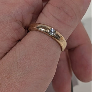 Jonc en or jaune 18 carats serti d'un Diamant