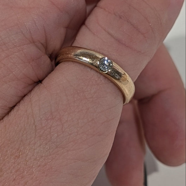 Jonc en or jaune 18 carats serti d'un Diamant
