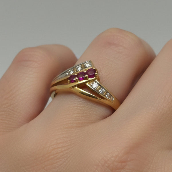 Bague en or jaune 18 carats avec rubis et diamants