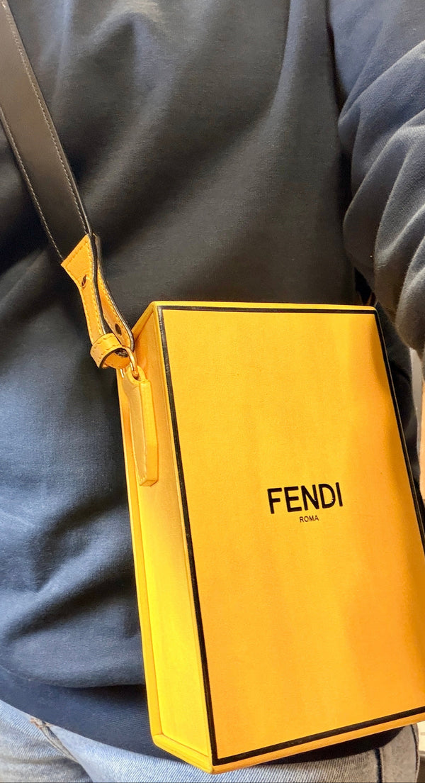 Pochette Fendi jaune en cuir de veau