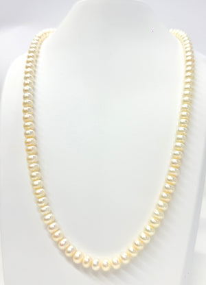 Collier sautoir en or jaune 18 carats et Perles