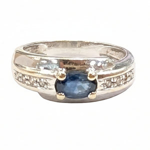 Bague en or blanc 18k avec 1 saphir 8 diamants - T54