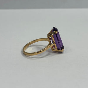 Bague en or jaune 18 carats avec pierre ovale