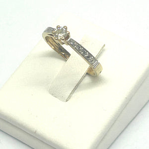 Bague solitaire en or jaune 18 K avec diamants