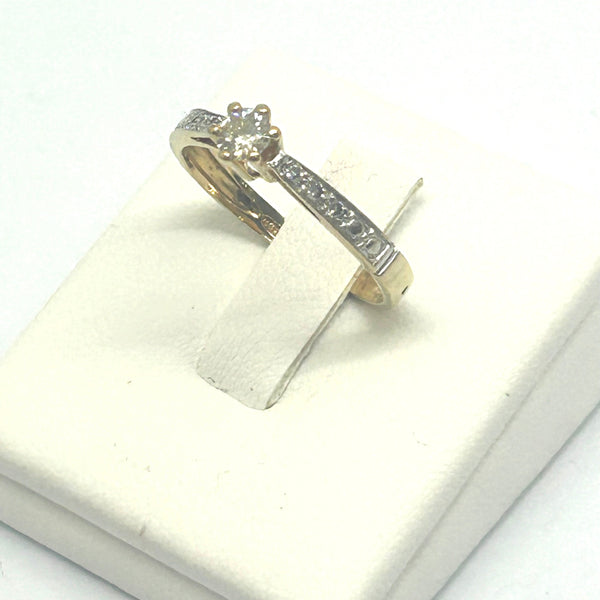 Bague solitaire en or jaune 18 K avec diamants